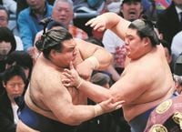 高安35歳「頭脳戦」で単独トップ　その「強さ」は、寄り切られた大関・大の里の表情すら変えた：東京新聞デジタル