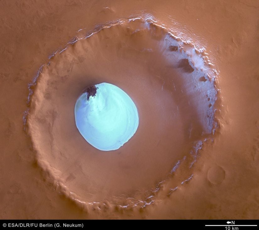 Mars'ın kuzey kutbunda bir donmuş su kütlesi