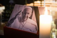 La morte di Papa Francesco cambia i palinsesti Rai e Mediaset di martedì 22 aprile: cosa va in onda