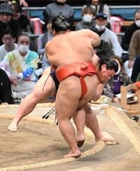 新十両の草野が初日から10連勝の新記録「頭の片隅に置いていた」大の里や尊富士の記録抜く（日刊スポーツ） - Yahoo!ニュース