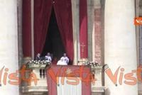 Pasqua 2025, Papa Francesco si affaccia dalla loggia di San Pietro per l'Urbi et Orbi