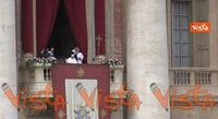 Pasqua 2025, Papa Francesco lascia la loggia di San Pietro salutato dall'applauso dei fedeli