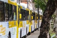 Rodoviários liberam saída das garagens após paralisação em Salvador | iBahia