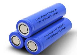12,95Wh kapasiteli 45 gram Li-ion pilin şarjının boş ve dolu olması arasındaki kütle farkı nedir? Bu nasıl hesaplanır?