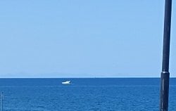 Dünyanın eğimi 100 kilomètre için 785 mètre ise, Büyükçekmece sahilden 90 km kuş uçuşu mesafesi olan ve 700 metre rakımı olan Marmara adası nasıl gözükebiliyor?