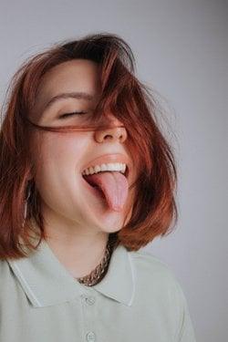 Zor bir iş yaparken neden dilimizi istemsizce hafifçe ısırırız?