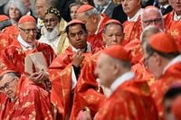 Nad Watykanem uniósł się pierwszy dym. Konklawe zakończyło środowe głosowanie