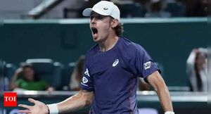 De Minaur Triumphs Over Fonseca Amid Thrilling Miami Open Atmosphere