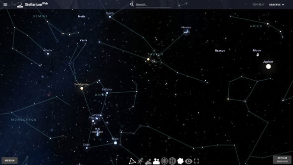 Stellarium Web'ten bir görüntü. Sitenin alt kısmından istediğiniz ayarları (örneğin takımyıldızları veya derin uzay nesnelerini göster / gösterme gibi) yapabilirsiniz. Sol alt kısımdan konumunuzu, sağ alt kısımdan ise tarih ve saati ayarlayabilirsiniz.