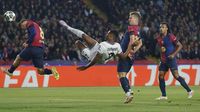 Flick quiere un lateral tipo Dumfries para el Barça