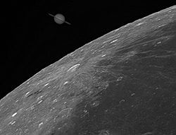 Ay'ın Kenarında Satürn