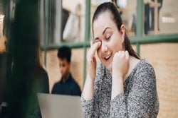 Yüzümüze Dokunmamak Neden Bu Kadar Zor? İşte Size Birkaç Tüyo!