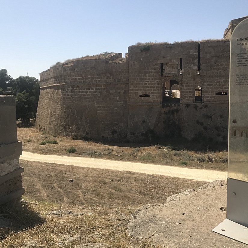 Mağusa Kalesi Karanın yanı  ve Eskiden Sularla Dolu Hendekler