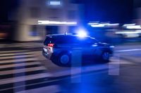Il jette des pierres sur les voitures, tente de s’échapper mais glisse dans le canal, la police lui sauve la vie