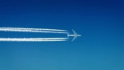 Uçakların Arkasında Bıraktığı Beyaz İz Nedir, Neden Oluşur? Uçak Yoğunlaşma İzleri (Kontrail) Küresel Isınmayı Tetikliyor Olabilir mi?