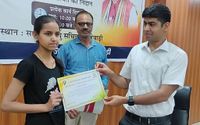 Rewari News: राज्यस्तर पर निबंध प्रतियोगिता में तृतीय रही निधि सम्मानित