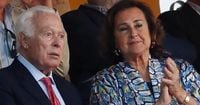 Curro Romero recibe el alta hospitalaria acompañado de su mujer, Carmen Tello