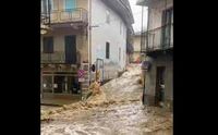 Maltempo Piemonte, esonda torrente a Rubiana: la strada diventa una cascata | VIDEO
