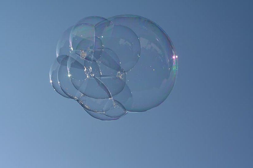 Köpük Baloncuklarının Birleşerek Oluşturdukları Geometrilerden Bir Örnek