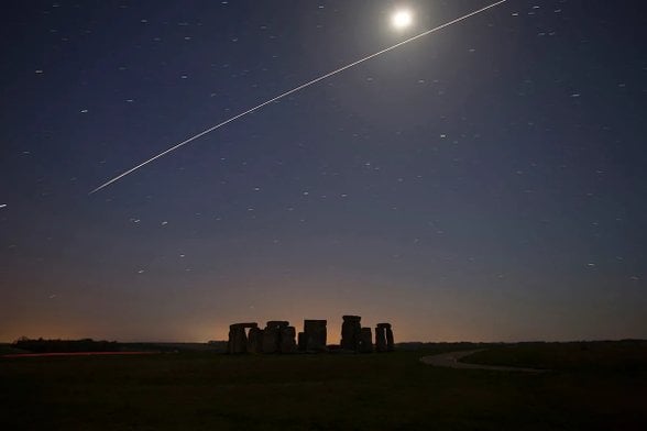 Stonehenge semalarında Uluslararası Uzay İstasyonu geçişi. ISS yüksek parlaklığı ile amatör astrofotoğrafçıların ve gözlemcilerin favori hedeflerinden birisidir.