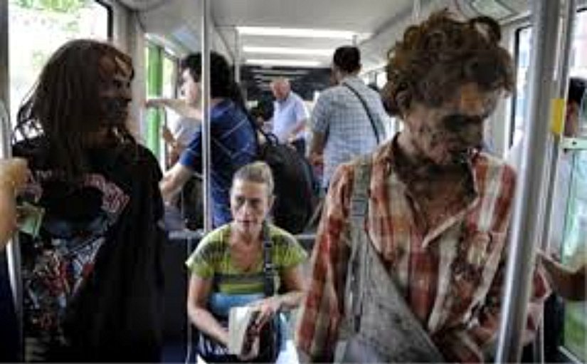 Yürüyen ölü sendromu “varoluş inkâr” olarak basitçe tanımlanabilir. Bazen suçluluk, kaygı ve olumsuzluk belirtileri eşlik eder. Bazı kişiler iç organlarının kurtlandığını, çürüdüğünü, iç organlarının ve vücutlarında kanın olmadığını söylerler. Paradoksal olarak, bazı hastalar ölümsüzlük düşüncelerine sahip olabilirler. Çalışmalar depresyonlu yaşlı hastalarda hastalığın daha yaygın olduğunu göstermektedir.