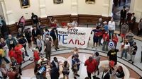 Texas Democrats face arrest and bomb threats amid their standoff with Republican gerrymandering