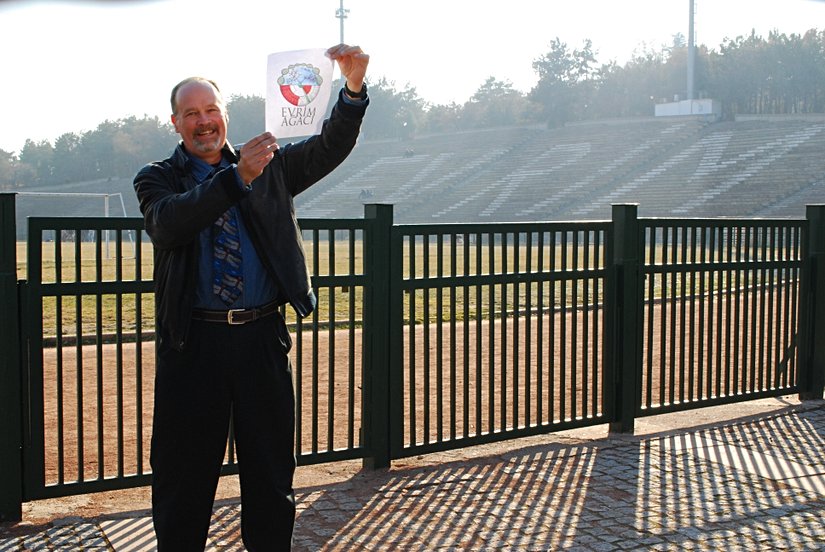 Kenneth Miller, eski Evrim Ağacı logosu (amblemi) ile, Devrim Stadyumu'nda...