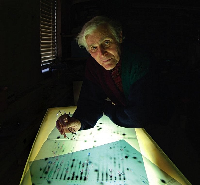 Woese, laboratuvarında çalışırken...