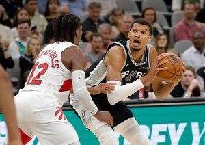 Spurs Seek Tenth Straight Win Against Raptors In Toronto