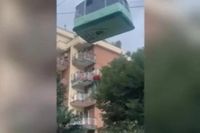 Una cabina con cinco personas cae a un barranco al romperse el cable de un teleférico cerca de Nápoles dejando al menos cuatro muertos