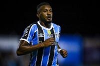 Hoje no Grêmio, Edenilson cobra valores do Inter na Justiça