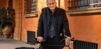 O papa é pop? Instagram de favoritos tem passeios de bike e mensagens de fé