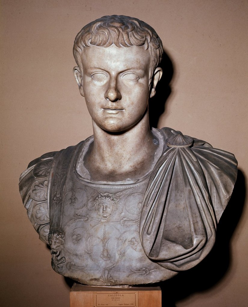 Caligula mermer büstü