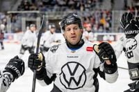 Taro Jentzsch verlängert in Iserlohn, Top-Scorer Matt White bleibt in Wolfsburg, Augsburg hält Stürmer D.J. Busdeker