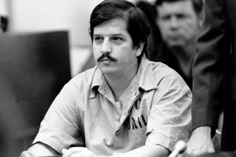 Cinayetler: 14 (Kanıtlanan), 21-36+ (Şüphelenilen)    Seri katiller arasında ilginç bir yere sahip olan William Bonin, sadece “zevk” için cinayet işleyen bir cani. Bonin’in hayatı pek çok seri katil gibi çok kolay başlamamıştı. Babası alkolik, kumarbaz ve istismarcı olan William Bonin, kardeşleri ile birlikte bir süre büyükbabasının bakımına verildi. Fakat Bonin’in büyükbabası da çocuk istismarcısıydı ve zamanında annesine cinsel tacizde bulunmuştu.    Bunun üzerine yetimhaneye yerleştirilen Bonin, 9 yaşında ailesi ile yaşamak için yetimhaneden çıktı. Nitekim 10 yaşındayken araç plakaları çalarken yakalandı. Bunun üzerine Bonin çocuk cezaevine yerleştirildi. Ergenliğinde ise William başka tür suçlara yönelmeye başladı. Bu yeni suç ise küçük erkek çocuklara karşı cinsel istismardı. Bu yüzden tutuklanan fakat psikolojik tedavi ile kurtulan Bonin, Vietnam Savaşı’na katıldı.    Savaştan başarı madalyaları ile dönen Bonin, kamyon şoförlüğü yapmaya başladı. İşte tam da bu sırada yol kenarında sürekli otostop çeken genç erkekler dikkatini çekmeye başladı. 1979’dan 1980’e kadar yol kenarında otostop çeken erkekleri aracına alan Bonin, bu kişilere tecavüz ve işkence etti. Ardından da öldürüp bedenleri yol kenarlarına atmaya başladı.    Bu yüzden kendisine The Freeway Killer yani Otoban Katili ismi verildi. 1980 yılında polis takibine takılan Bonin, Hollywood’da yakalandı. Bonin’in işlediği 14 cinayet kanıtlansa da kanıtlanamayan en az 21 cinayeti bulunduğu düşünülüyordu. Bonin 49 yaşındayken zehirli iğne ile idam edildi. Ayrıca kendisi California’da zehirli iğne ile idam edilen ilk suçlu oldu.