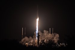 SpaceX, 28 Yeni Starlink Uydusunu Başarıyla Yörüngeye Gönderdi: 2025’teki 130. Falcon 9 Fırlatması Gerçekleşti.