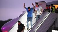 10 Americans are freed by Venezuela in a prisoner swap for migrants in El Salvador