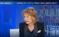 Ascolti tv, Gruber domina su Del Debbio nella notte di Papa Leone XIV. Striscia la Notizia cresce (di poco) - I trend Auditel