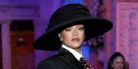 Rihanna sorprende embarazada en la alfombra roja de la Met Gala 2025