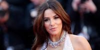 Eva Longoria luce abdominales en su 50 cumpleaños con el vestido blanco más atrevido