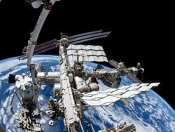 Işık kirliliğinin olmadığı yerde görülen galaksi ve yıldızlar neden uzaydan bakıldığında görülmüyor?