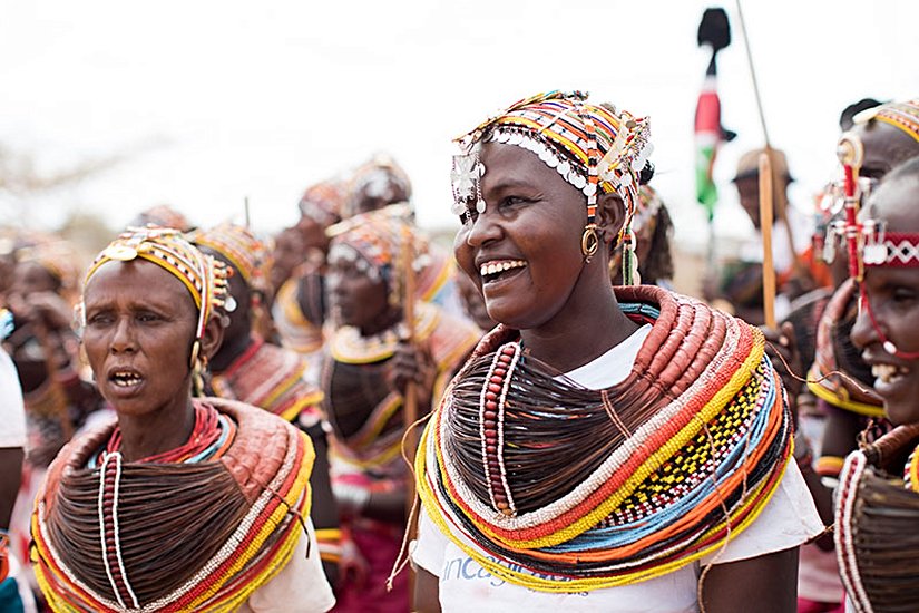 Bir kilise adama törenine katılan Rendille - Kenyalı kadınlar.