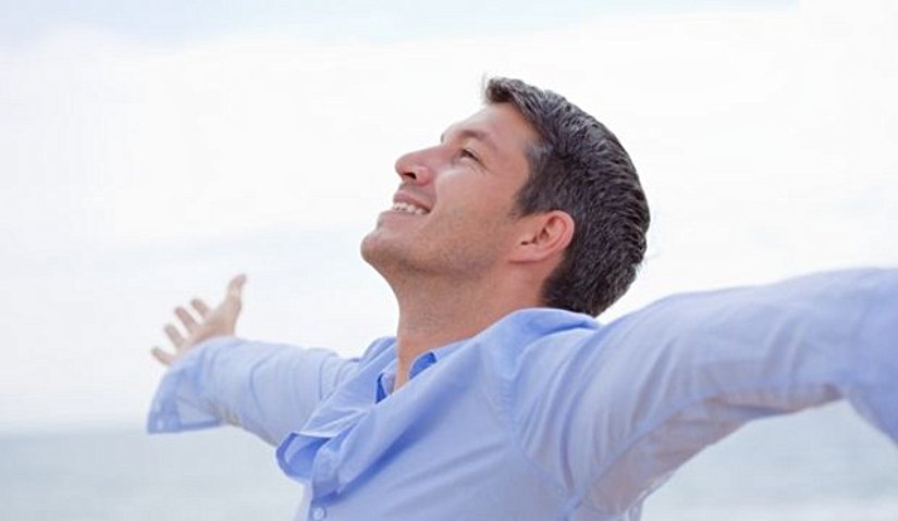 Ameliyattan sonra tabi biraz sancı ve 2 ay boyunca yediğim yemeklerde tıkanmalar yaşadıktan sonra 3.ay sonunda tamamen düzene girdim. Ameliyat sonrası bir diyet veya yemek listesi verilmiyor. Ne isterseniz yiyebilirsiniz ve tek kural çok iyi çiğnemelisiniz yoksa ciddi şekilde tıkanma yaşayabiliyorsunuz.   Ameliyat sonrası 5.ay içerisindeyim ve bir kez mide ağrısı yanma herhangibi bir rahatsızlık yaşamadım. Cips kola baharat mercimek vs artık hiç sorun olmuyor.   Şuan kesik izleri mevcut bazen kaşınma yapar ama henüz tam iyileşmediğini söyleyebilirim ama bu bir problem değil.