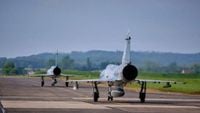 Visite d'Emmanuel Macron à la BA 116 de Luxeuil : des Rafales promis en remplacement des Mirages - ici