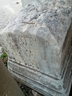 Bu ne alfabesi, ne yazıyor?