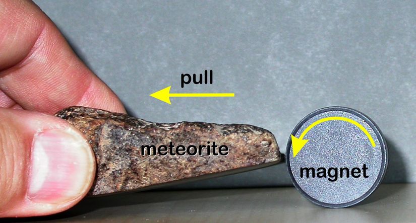 Bu konuda etkili bir yöntem, silindirik bir mıknatısı bir kenarı boyunca düz ve sert olduğundan emin olduğunuz bir yüzeye koyup, meteorit olduğunu düşündüğünüz taşı ona yavaşça yaklaştırmaktır. Eğer elinizdeki taş manyetikse, silindir mıknatıs ona doğru yuvarlanmaya başlayacaktır.