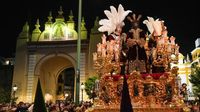 Sevilla disfruta de una 'Madrugá' sin lluvia marcada por la emoción