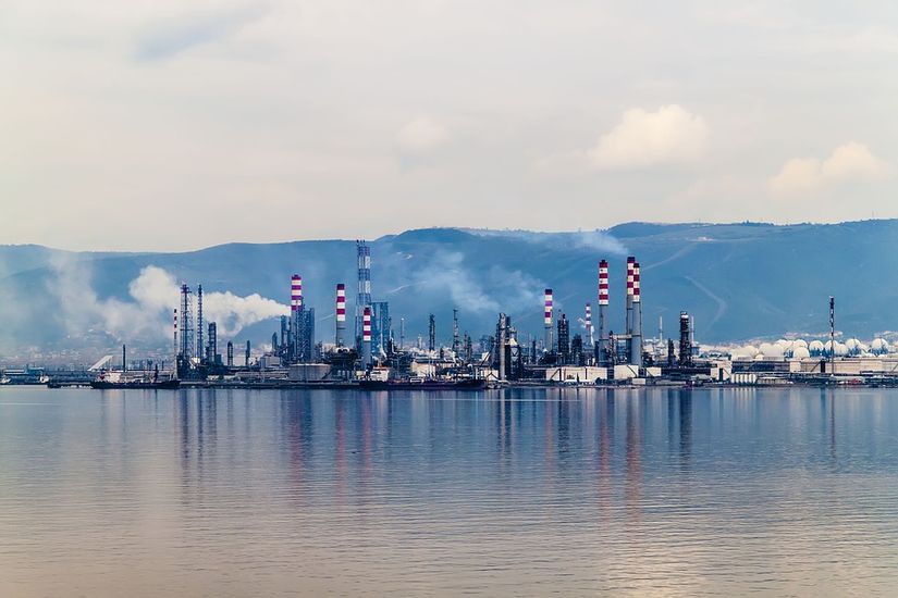 Tüpraş İzmit Rafinerisi'nden görünüm. Resimde damıtmanın gerçekleştiği kolonlar, reaktörler, fabrika bacaları görülmektedir. Sağda, nispeten uzakta bulunan beyaz küreler depolama tanklarıdır.