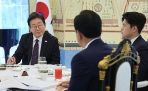 President Lee Meets Opposition Leaders To Kickstart Dialogue