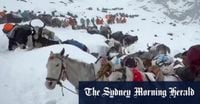 Blizzard traps hundreds of hikers on Mount Everest